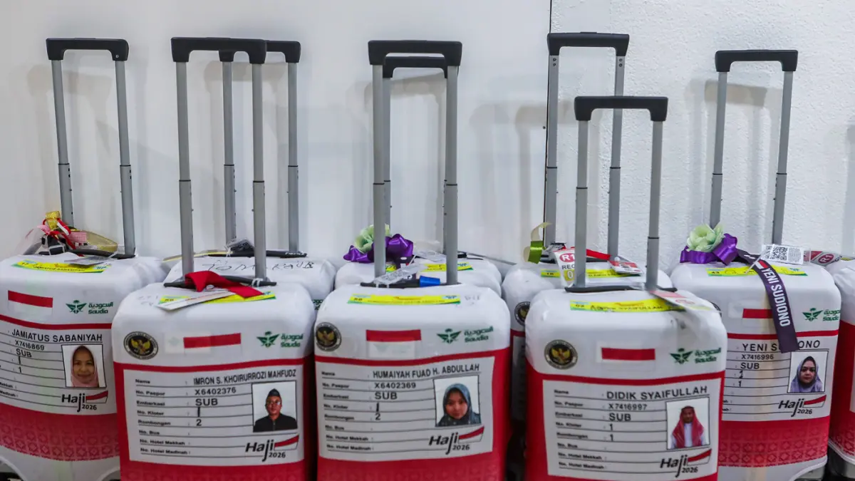 Calon haji berjalan menuju pesawat saat pemberangkatan di Terminal 1 Bandara Internasional Juanda Surabaya, Jawa Timur, Rabu (22/4/2026). (Riana Setiawan/ Jawa Pos)