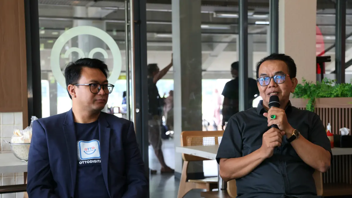 Chief of Product OttoDigital Group, Murti Daryandono bersama General Manager PT Boga Suryo Buwono, Sukotjo