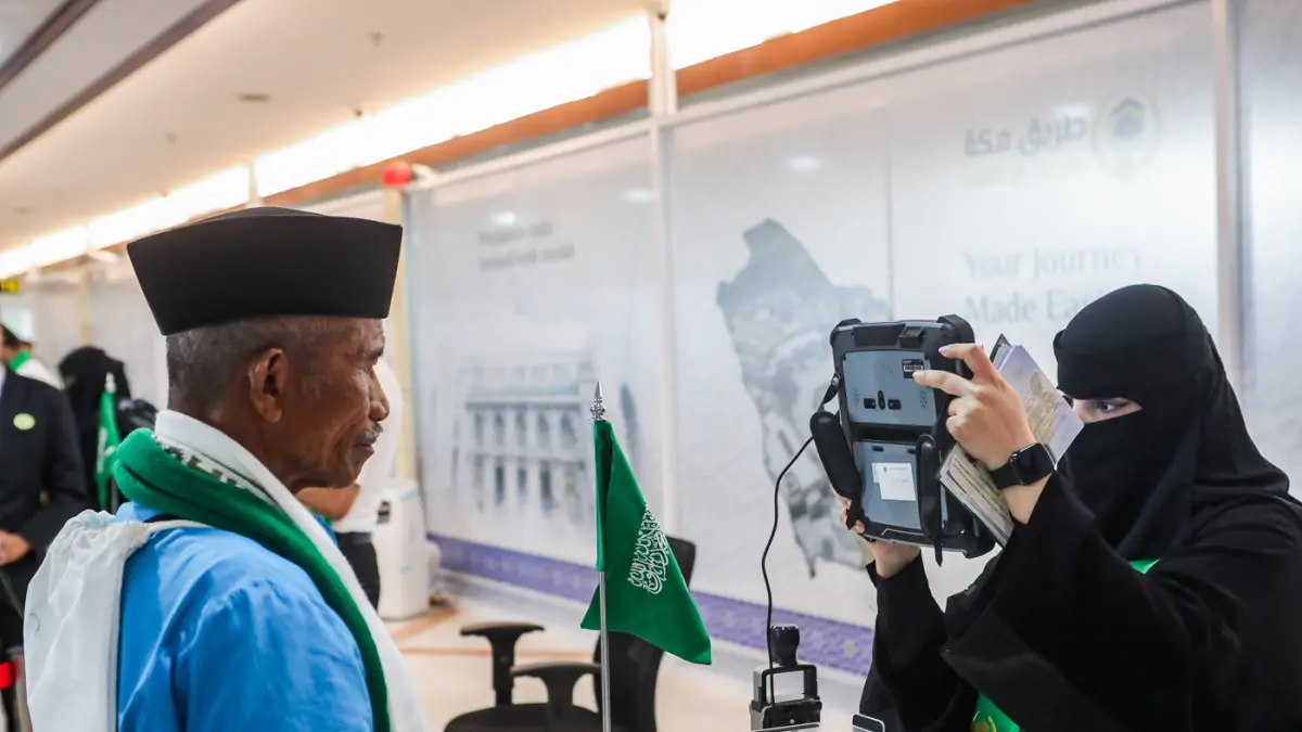 Jamaah calon haji antre melapor diri di Makkah Route Terminal 1 Bandara Internasional Juanda Surabaya, Jawa Timur, Rabu (22/4/2026). (Riana Setiawan/ Jawa Pos)