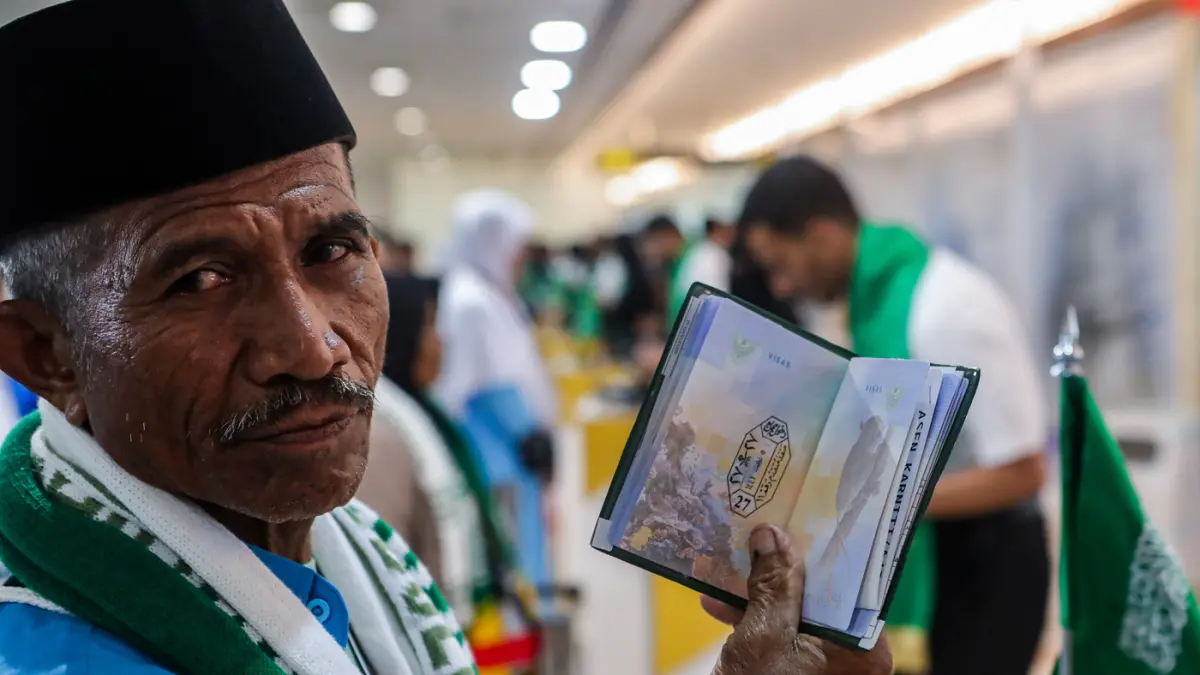 Jamaah calon haji antre melapor diri di Makkah Route Terminal 1 Bandara Internasional Juanda Surabaya, Jawa Timur, Rabu (22/4/2026). (Riana Setiawan/ Jawa Pos)