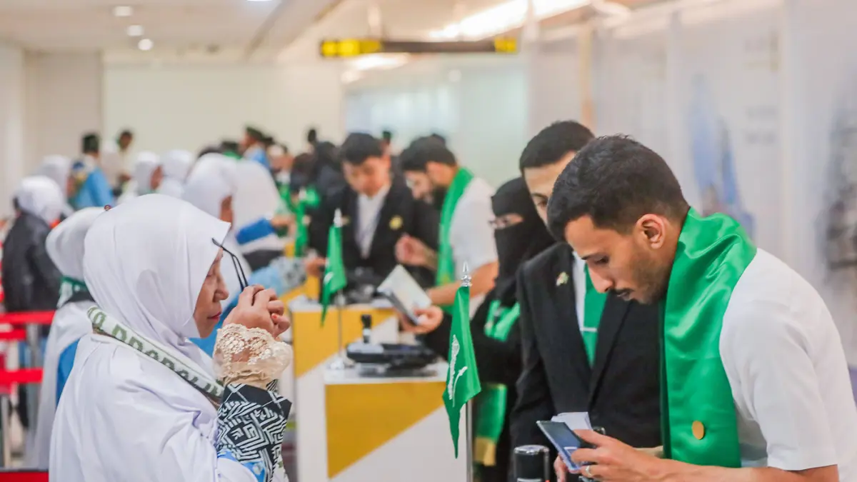 Jamaah calon haji antre melapor diri di Makkah Route Terminal 1 Bandara Internasional Juanda Surabaya, Jawa Timur, Rabu (22/4/2026). (Riana Setiawan/ Jawa Pos)
