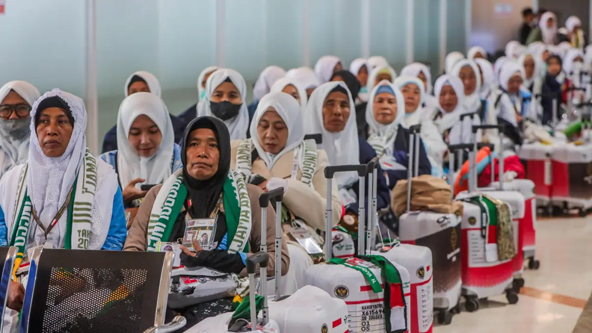 Jamaah calon haji antre melapor diri di Makkah Route Terminal 1 Bandara Internasional Juanda Surabaya, Jawa Timur, Rabu (22/4/2026). (Riana Setiawan/ Jawa Pos)