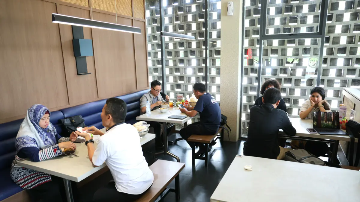 Konsumen menyantap makanan.