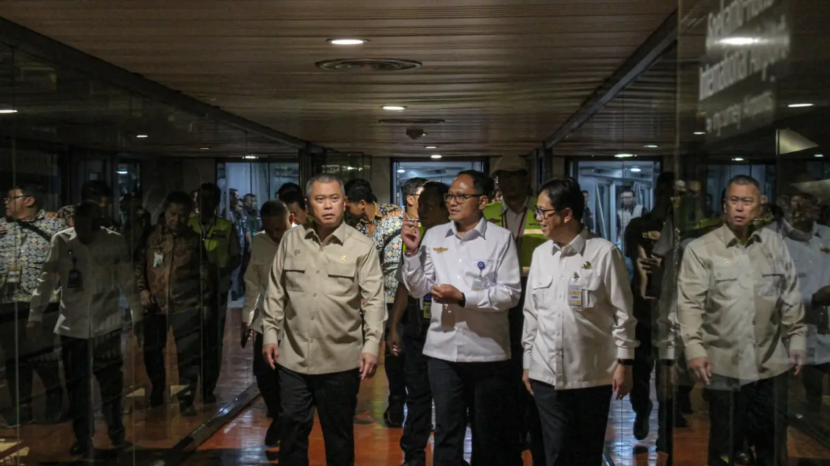 Menteri Perhubungan Dudy Purwagandhi (kiri) melihat keberangkatan calon jamaah haji di Terminal 2, Bandara Soekarno-Hatta, Tangerang, Rabu (22/04/2026). (Hanung Hambara/Jawa Pos)