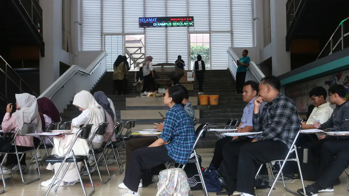 Peserta bersiap mengikuti Ujian Tulis Berbasis Komputer Seleksi Nasional Berdasarkan Tes (UTBK-SNBT) 2026 di Universitas Diponegoro (UNDIP), Tembalang, Semarang, Jawa Tengah, Rabu (22/4/2026). (Nur Chamim/Jawa Pos Radar Semarang)