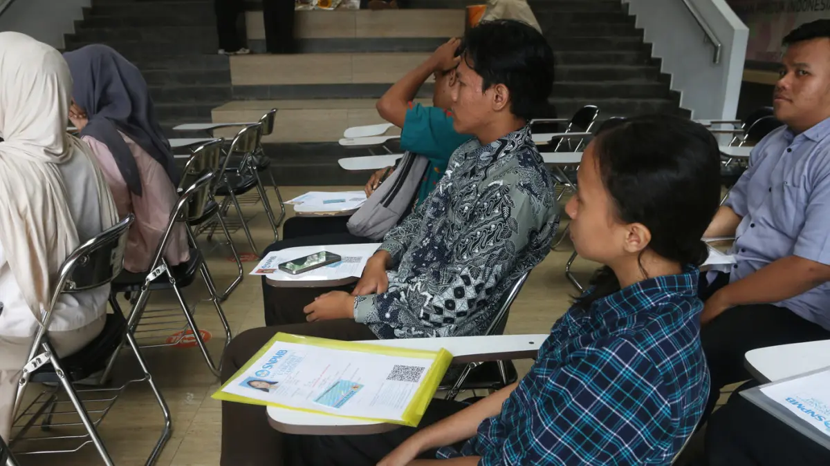 Peserta bersiap mengikuti Ujian Tulis Berbasis Komputer Seleksi Nasional Berdasarkan Tes (UTBK-SNBT) 2026 di Universitas Diponegoro (UNDIP), Tembalang, Semarang, Jawa Tengah, Rabu (22/4/2026). (Nur Chamim/Jawa Pos Radar Semarang)