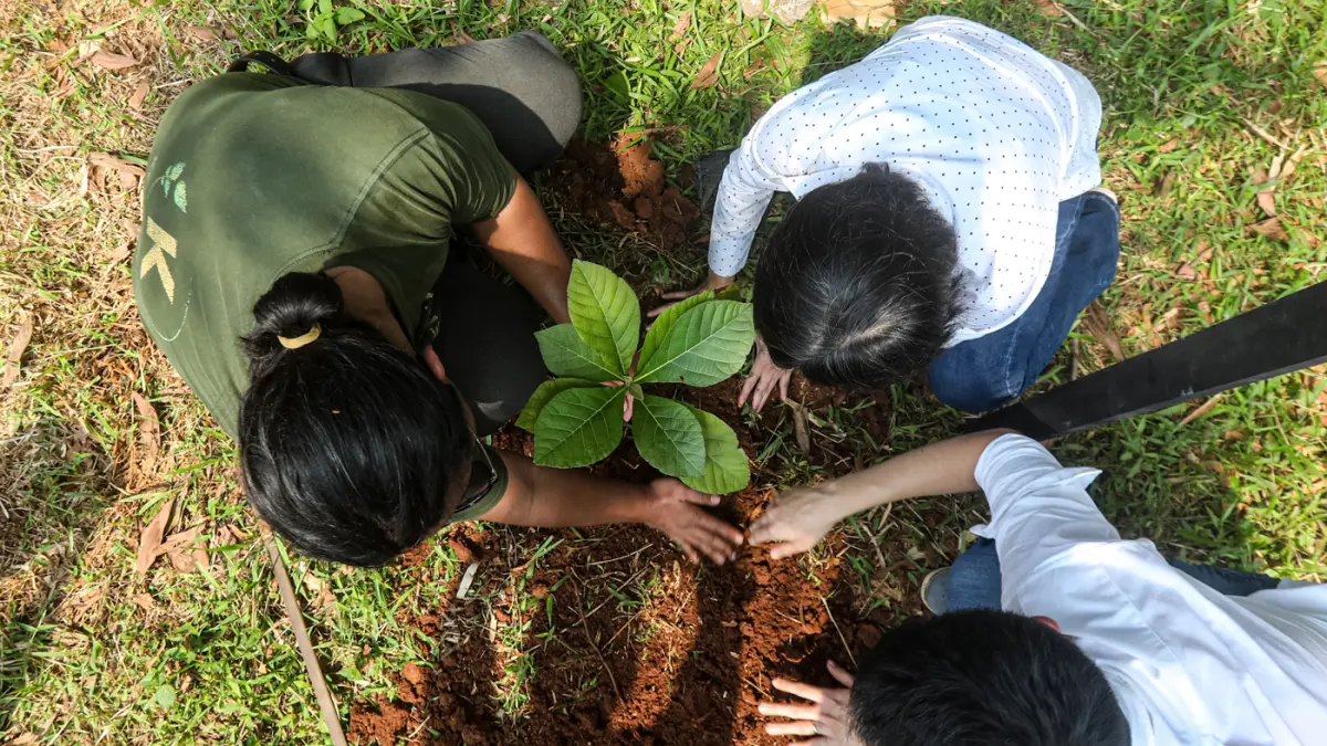 Peserta menanam bibit pohon dalam rangka memperingati Hari Bumi bertajuk Zero Carbon di Hutan Kota Eduforest Bekasi, Jawa Barat, Rabu (22/4/2026). (Salman Toyibi/Jawa Pos)
