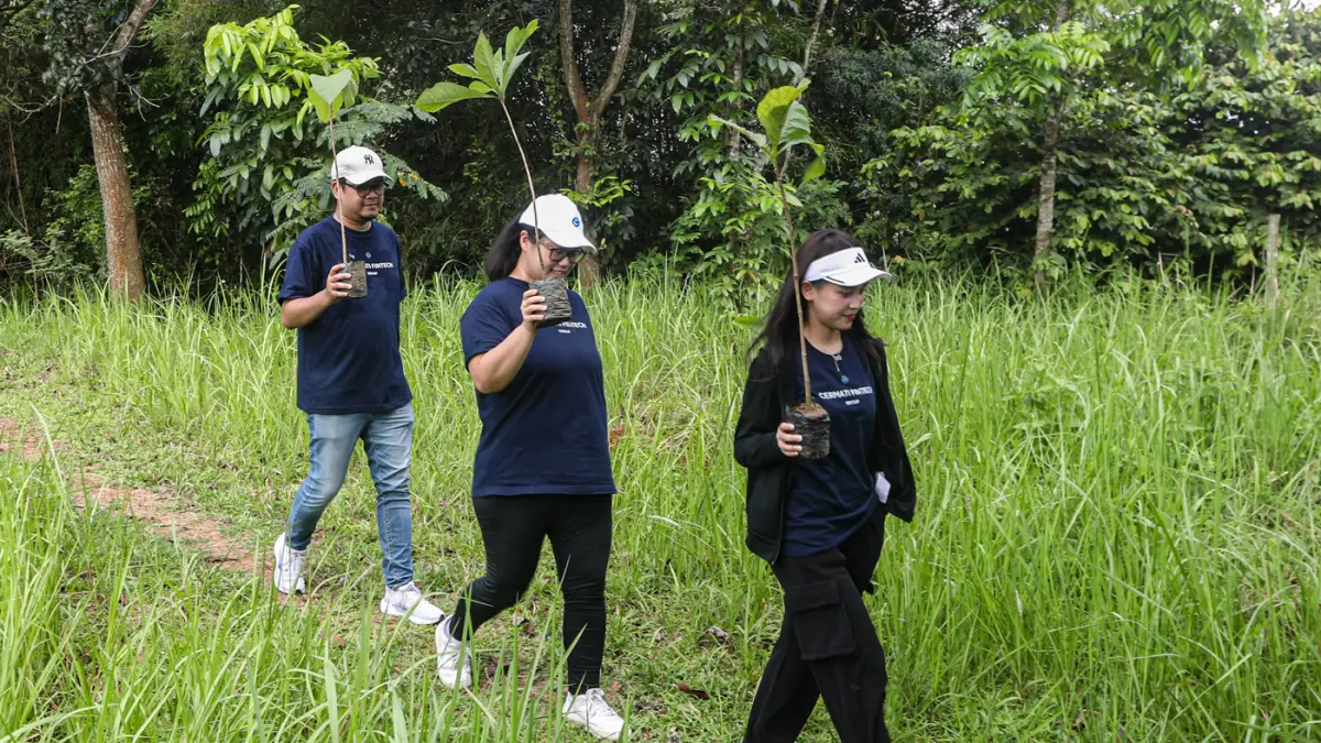 Peserta menanam bibit pohon dalam rangka memperingati Hari Bumi bertajuk Zero Carbon di Hutan Kota Eduforest Bekasi, Jawa Barat, Rabu (22/4/2026). (Salman Toyibi/Jawa Pos)