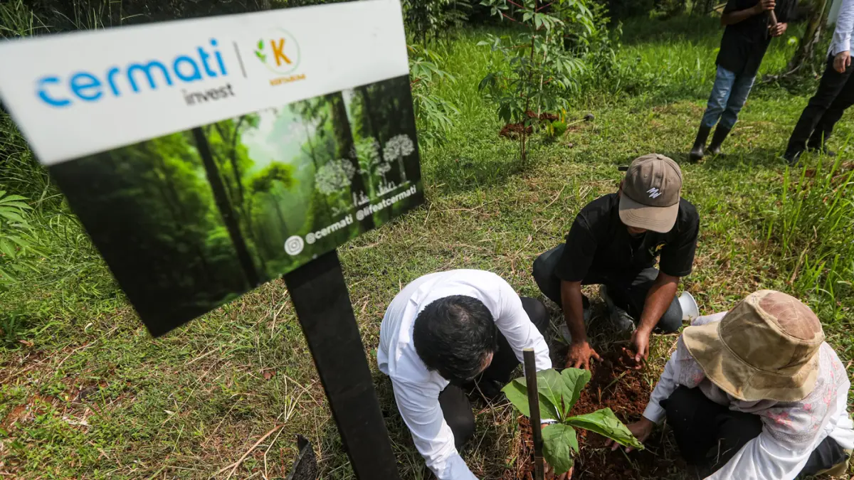 Peserta menanam bibit pohon dalam rangka memperingati Hari Bumi bertajuk Zero Carbon di Hutan Kota Eduforest Bekasi, Jawa Barat, Rabu (22/4/2026). (Salman Toyibi/Jawa Pos)