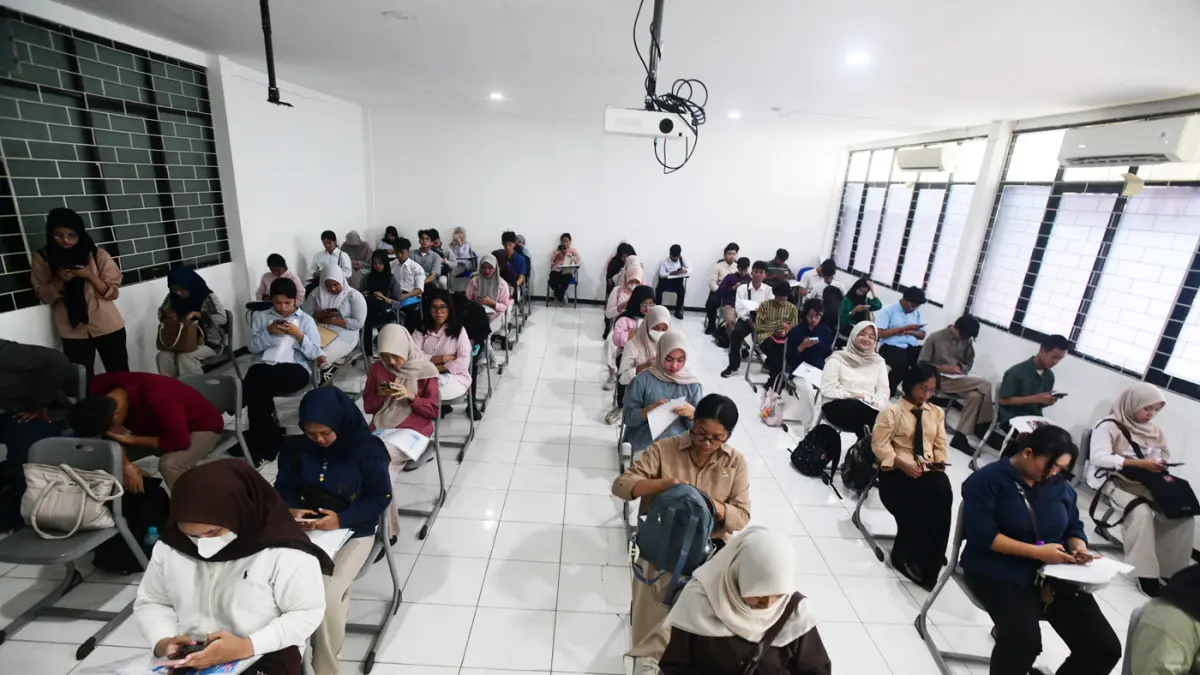 Peserta Ujian Tulis Berbasis Komputer Seleksi Nasional Berdasarkan Tes terlihat menunggu sebelum memasuki ruang ujian komputer di Kampus Universitas Veteran Jakarta di Limo, Depok, Jawa Barat, Senin (21/04/2026). (Dery Ridwansah/ JawaPos.com)