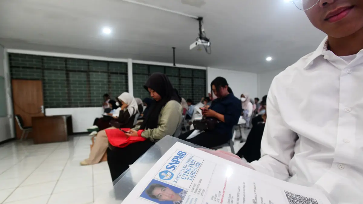 Peserta Ujian Tulis Berbasis Komputer Seleksi Nasional Berdasarkan Tes terlihat menunggu sebelum memasuki ruang ujian komputer di Kampus Universitas Veteran Jakarta di Limo, Depok, Jawa Barat, Senin (21/04/2026). (Dery Ridwansah/ JawaPos.com)