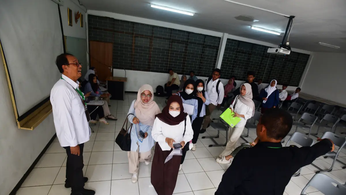 Peserta Ujian Tulis Berbasis Komputer Seleksi Nasional Berdasarkan Tes terlihat menunggu sebelum memasuki ruang ujian komputer di Kampus Universitas Veteran Jakarta di Limo, Depok, Jawa Barat, Senin (21/04/2026). (Dery Ridwansah/ JawaPos.com)