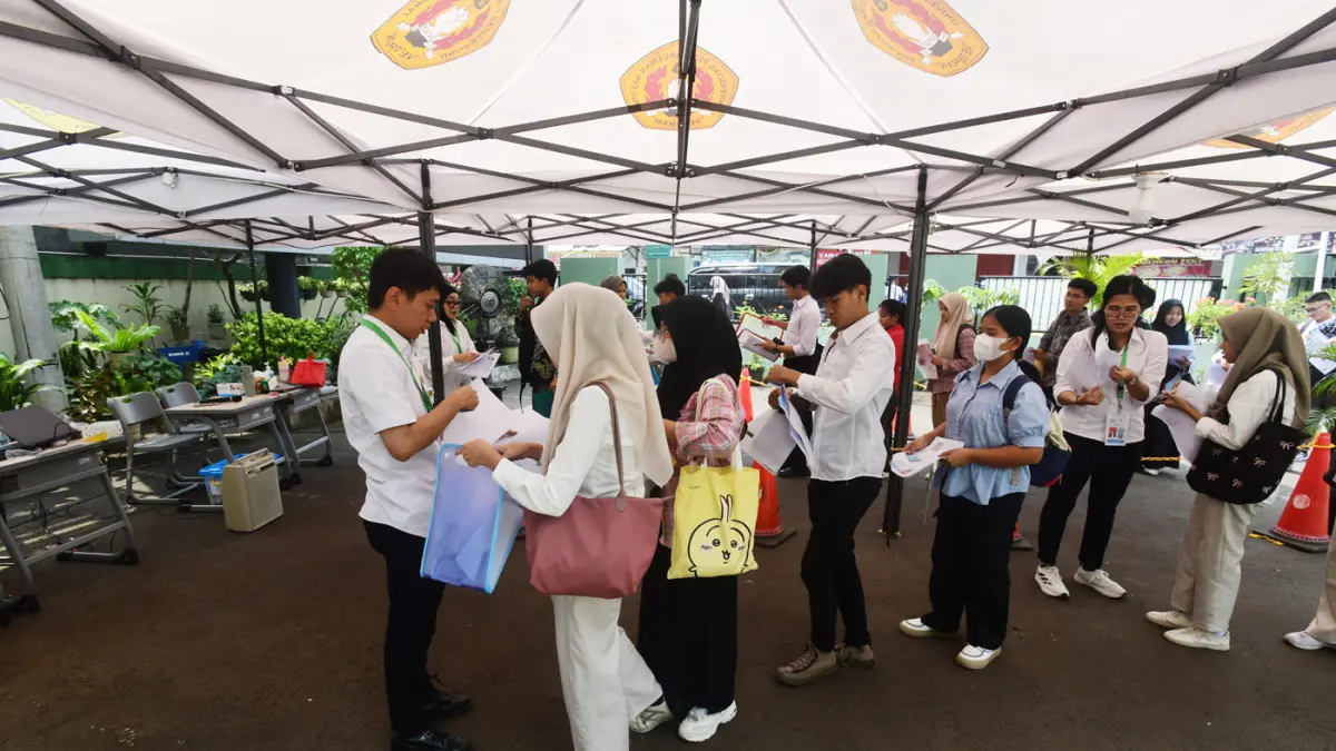 Peserta Ujian Tulis Berbasis Komputer Seleksi Nasional Berdasarkan Tes terlihat menunggu sebelum memasuki ruang ujian komputer di Kampus Universitas Veteran Jakarta di Limo, Depok, Jawa Barat, Senin (21/04/2026). (Dery Ridwansah/ JawaPos.com)