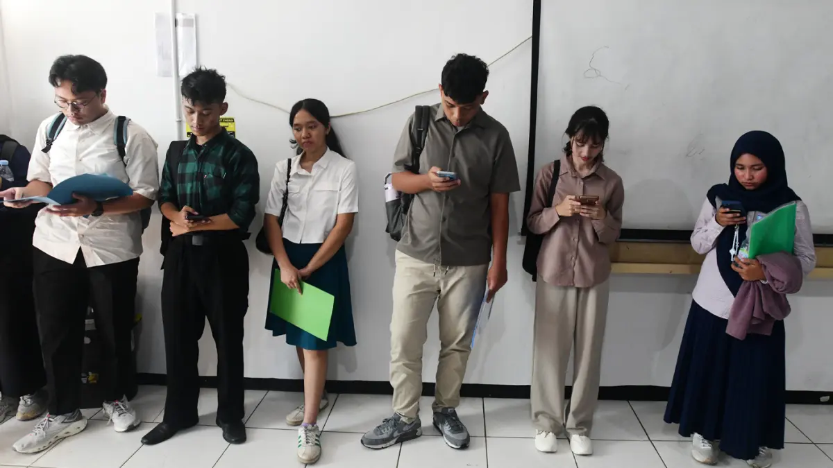 Peserta Ujian Tulis Berbasis Komputer Seleksi Nasional Berdasarkan Tes terlihat menunggu sebelum memasuki ruang ujian komputer di Kampus Universitas Veteran Jakarta di Limo, Depok, Jawa Barat, Senin (21/04/2026). (Dery Ridwansah/ JawaPos.com)