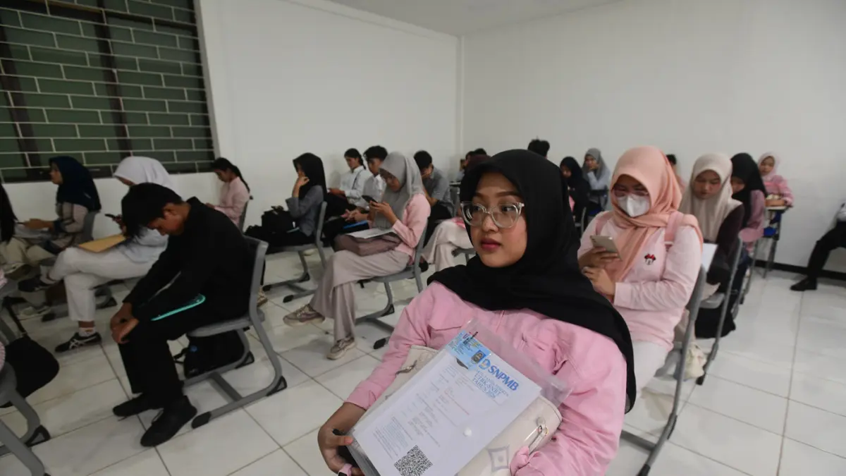 Peserta Ujian Tulis Berbasis Komputer Seleksi Nasional Berdasarkan Tes terlihat menunggu sebelum memasuki ruang ujian komputer di Kampus Universitas Veteran Jakarta di Limo, Depok, Jawa Barat, Senin (21/04/2026). (Dery Ridwansah/ JawaPos.com)