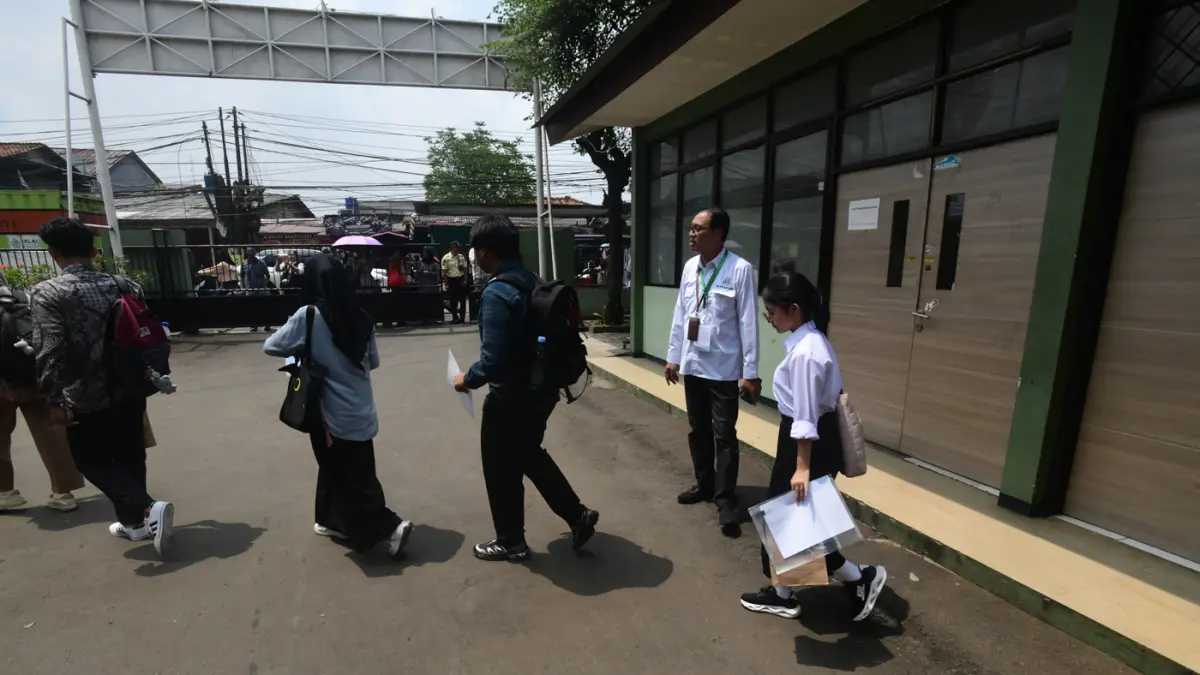 Peserta Ujian Tulis Berbasis Komputer Seleksi Nasional Berdasarkan Tes terlihat menunggu sebelum memasuki ruang ujian komputer di Kampus Universitas Veteran Jakarta di Limo, Depok, Jawa Barat, Senin (21/04/2026). (Dery Ridwansah/ JawaPos.com)