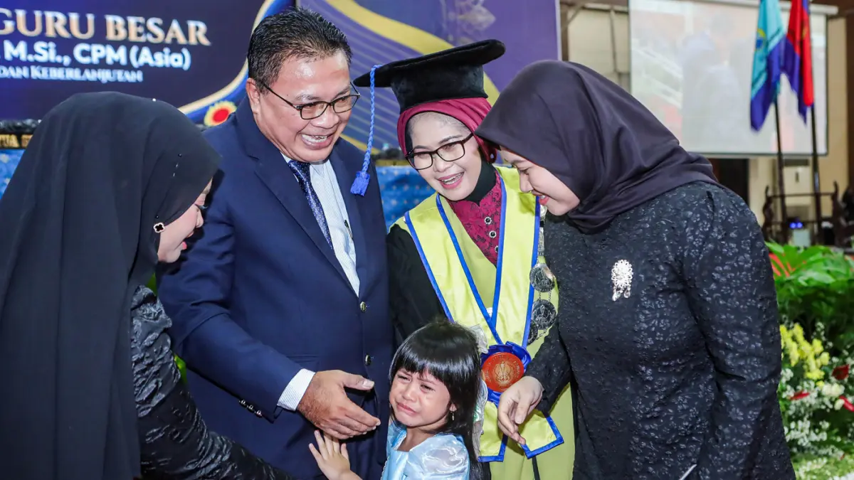Prof Dr Siti Istukhoroh, MSi, CPM (Asia) bersama keluarga usai dikukuhkan menjadi guru besar Universitas Adi Buana, kemarin (21/4). (Riana Setiawan/Jawa Pos)