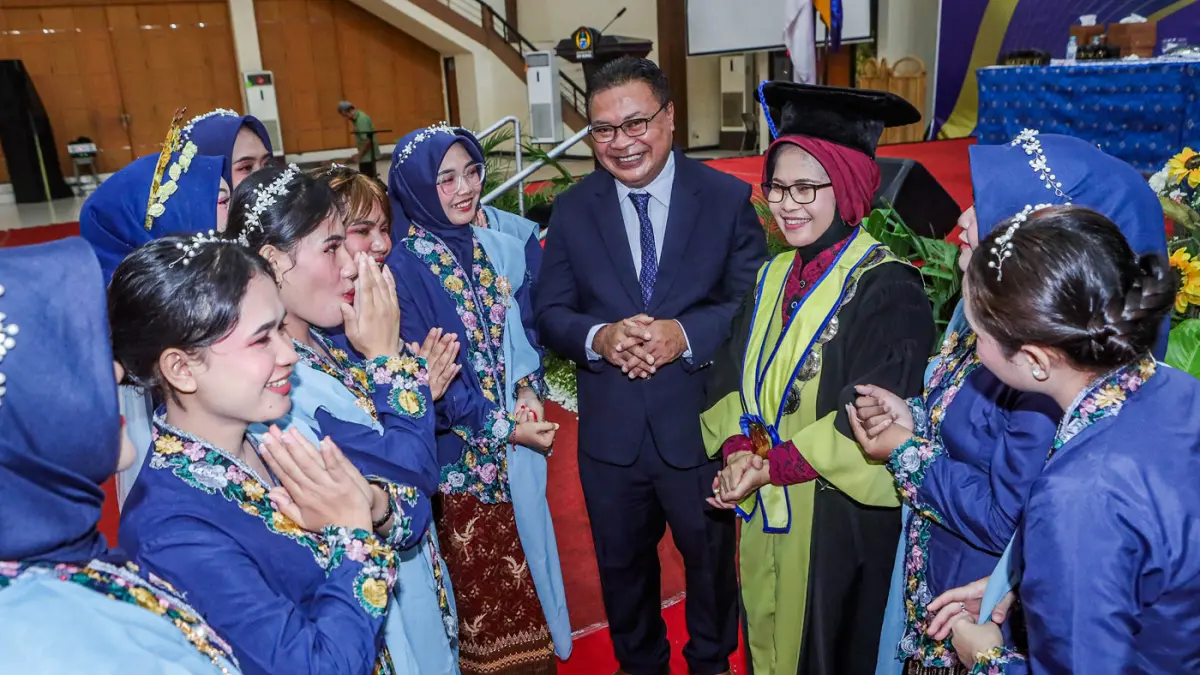 Prof Dr Siti Istukhoroh, MSi, CPM (Asia) l usai dikukuhkan menjadi guru besar Universitas Adi Buana, kemarin (21/4). (Riana Setiawan/Jawa Pos)