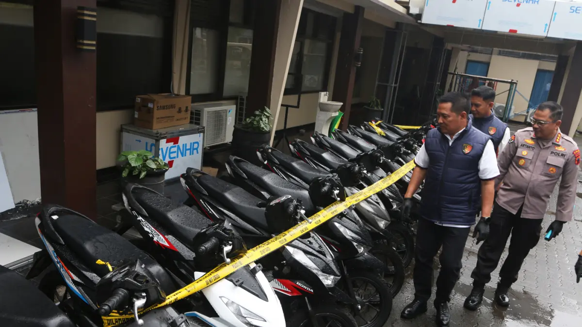 Satgas Penyelundupan Direktorat Reserse Kriminal Khusus (Ditreskrimsus) Polda Jateng membongkar praktik penyelundupan kendaraan bermotor ilegal ke Timor Leste. (Nur Chamim/ Jawa Pos Radar Semarang)