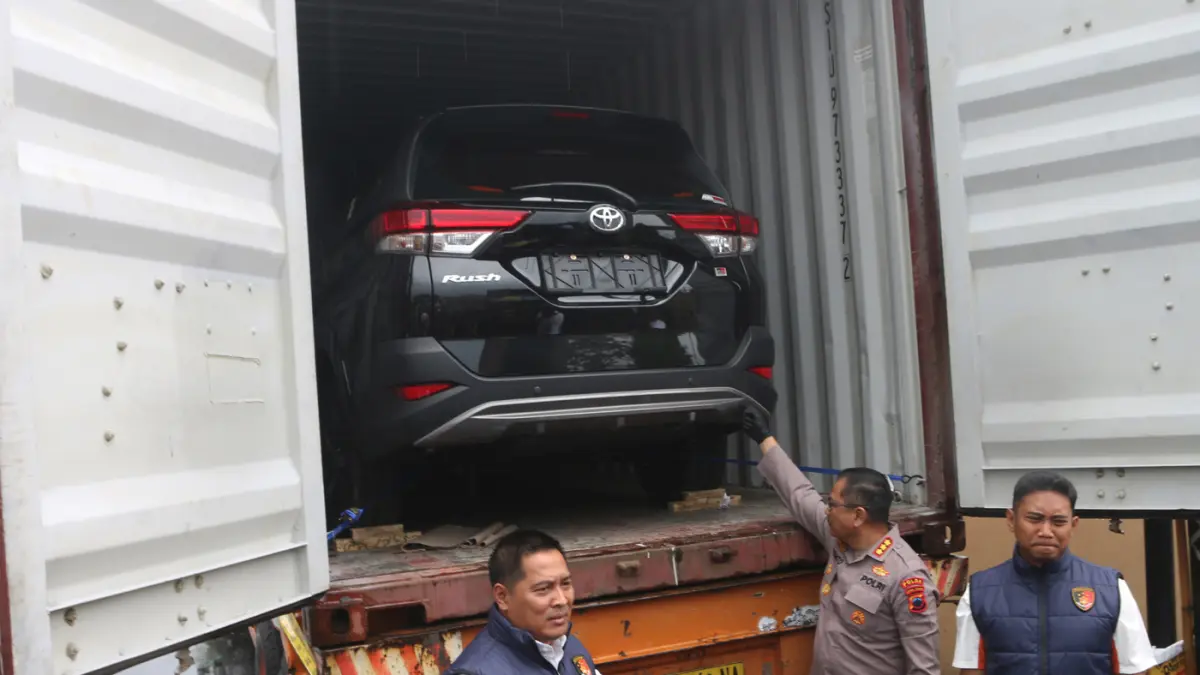 Satgas Penyelundupan Direktorat Reserse Kriminal Khusus (Ditreskrimsus) Polda Jateng membongkar praktik penyelundupan kendaraan bermotor ilegal ke Timor Leste. (Nur Chamim/ Jawa Pos Radar Semarang)
