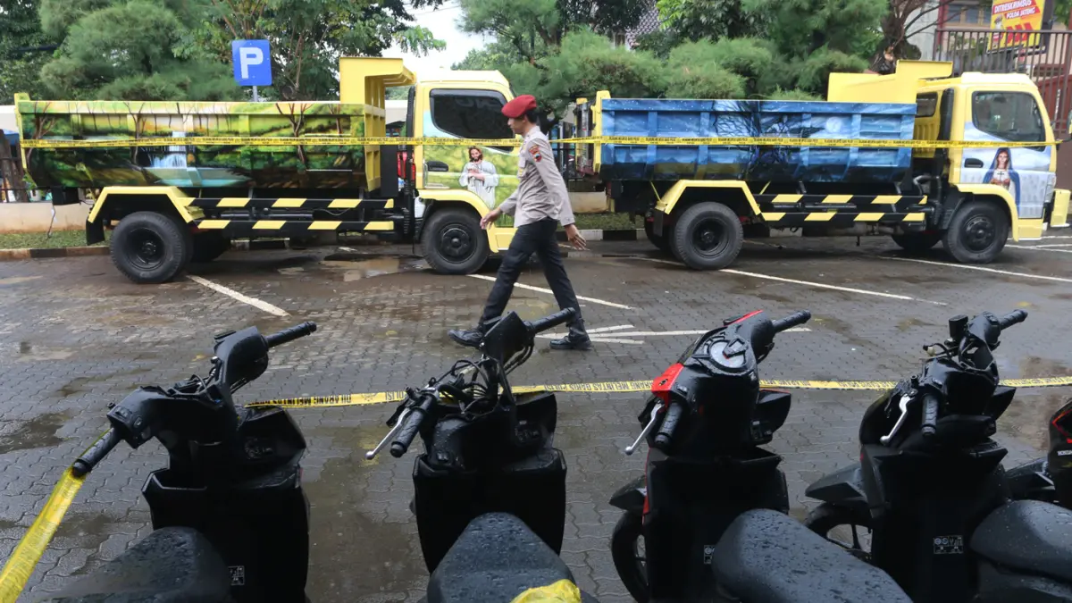 Satgas Penyelundupan Direktorat Reserse Kriminal Khusus (Ditreskrimsus) Polda Jateng membongkar praktik penyelundupan kendaraan bermotor ilegal ke Timor Leste. (Nur Chamim/ Jawa Pos Radar Semarang)