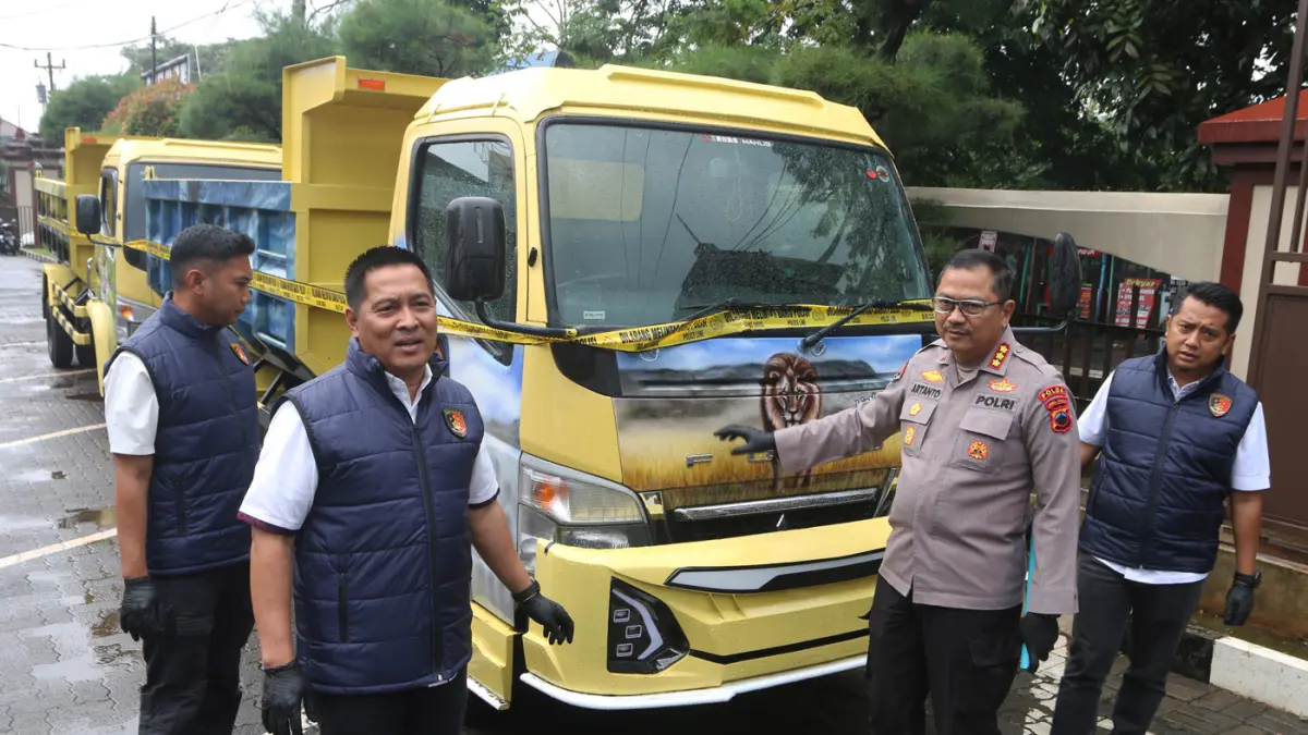 Satgas Penyelundupan Direktorat Reserse Kriminal Khusus (Ditreskrimsus) Polda Jateng membongkar praktik penyelundupan kendaraan bermotor ilegal ke Timor Leste. (Nur Chamim/ Jawa Pos Radar Semarang)