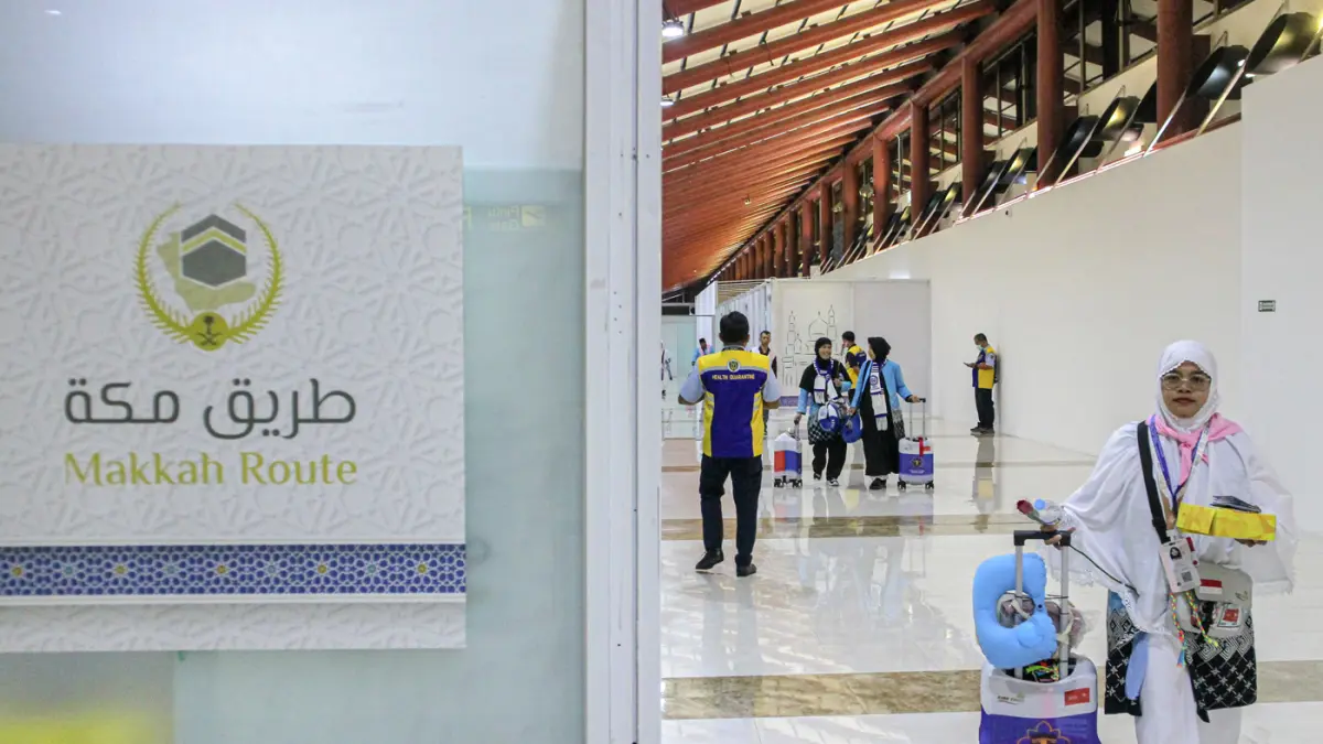 Sejumlah calon jamaah haji melewati pemeriksaan imigrasi Mekkah Route di Terminal 2, Bandara Soekarno-Hatta, Tangerang, Rabu (22/04/2026). (Hanung Hambara/Jawa Pos)