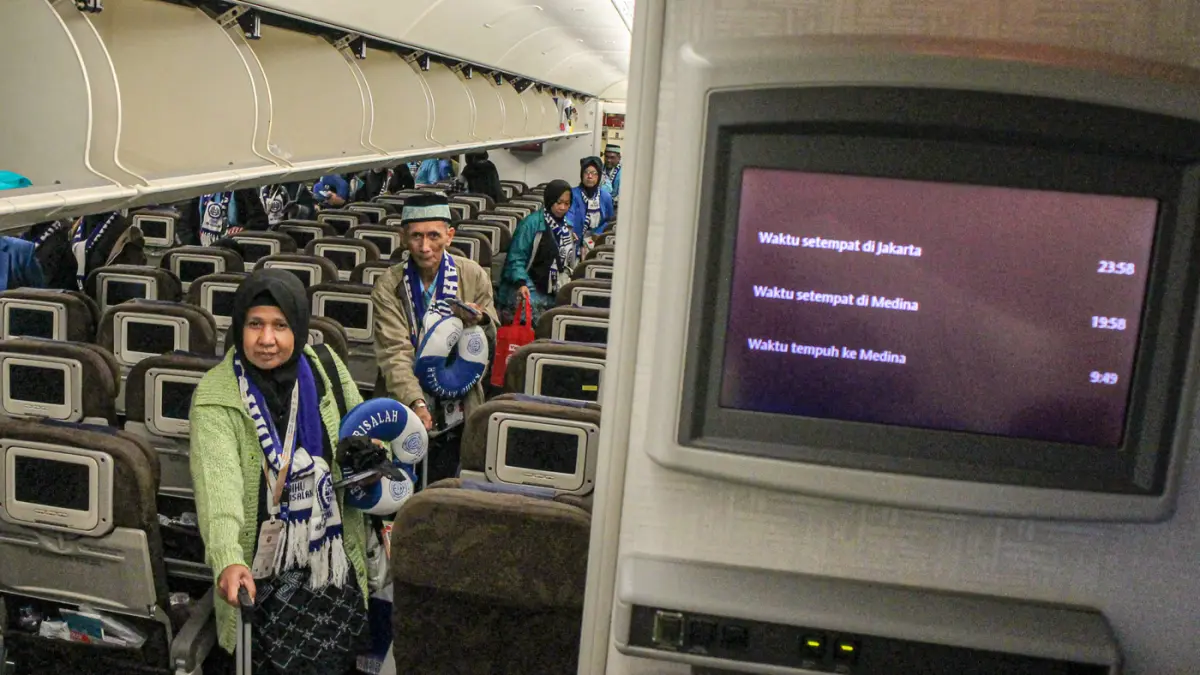 Sejumlah calon jamaah haji memasuki pesawat di Bandara Soekarno-Hatta, Tangerang, Rabu (22/04/2026). S(Hanung Hambara/Jawa Pos)