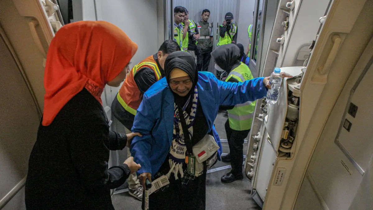 Sejumlah calon jemaah haji berkebutuhan khusus dibantu petugas memasuki pesawat di Bandara Soekarno-Hatta, Tangerang, Rabu (22/04/2026). (Hanung Hambara/Jawa Pos)