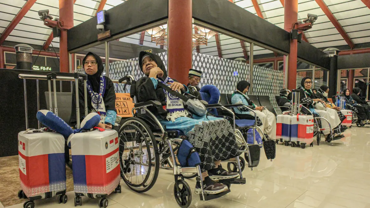 Sejumlah calon jemaah haji berkebutuhan khusus dibantu petugas memasuki terminal 2 di Bandara Soekarno-Hatta, Tangerang, Rabu (22/04/2026). (Hanung Hambara/Jawa Pos)