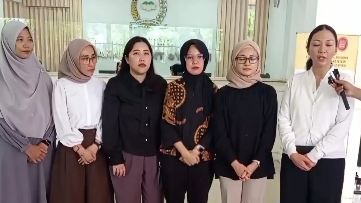 Keluarga Terdakwa Kasus Pengelolaan Minyak Pertamina Datangi DPR, Minta Keadilan dari Parlemen - Image