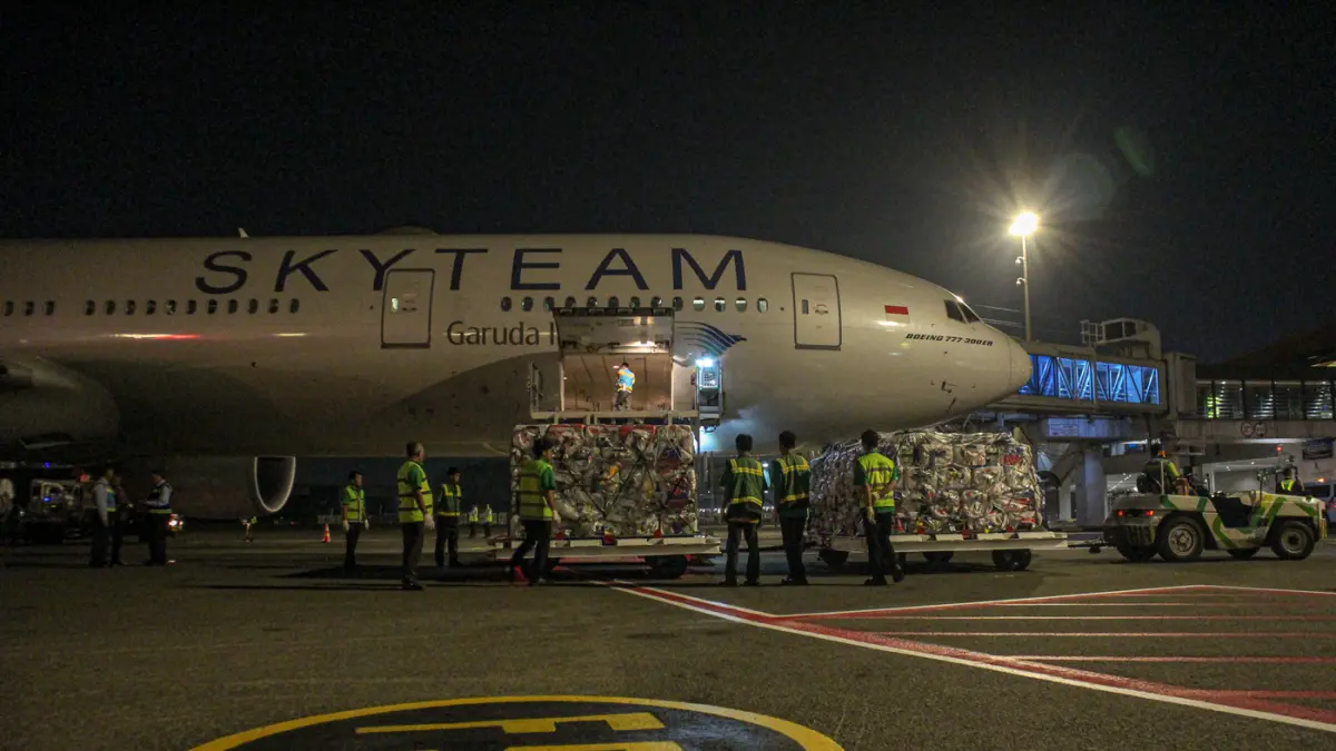 Sejumlah kru darat mengemas serta memuat kargo para calon jemaah haji di Terminal 2, Bandara Soekarno-Hatta, Tangerang, Rabu (22/04/2026). (Hanung Hambara/Jawa Pos)