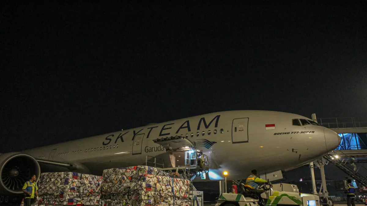 Sejumlah kru darat mengemas serta memuat kargo para calon jemaah haji di Terminal 2, Bandara Soekarno-Hatta, Tangerang, Rabu (22/04/2026). (Hanung Hambara/Jawa Pos)
