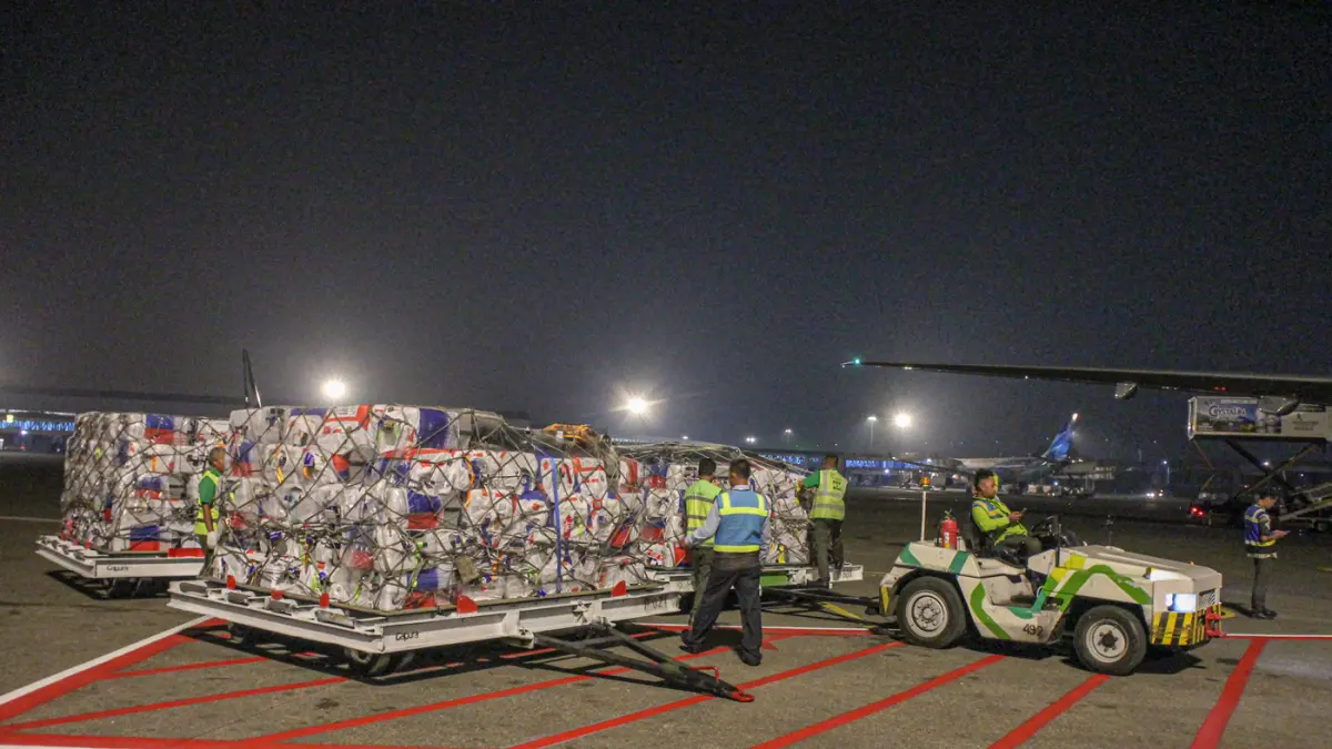 Sejumlah kru darat mengemas serta memuat kargo para calon jemaah haji di Terminal 2, Bandara Soekarno-Hatta, Tangerang, Rabu (22/04/2026). (Hanung Hambara/Jawa Pos)
