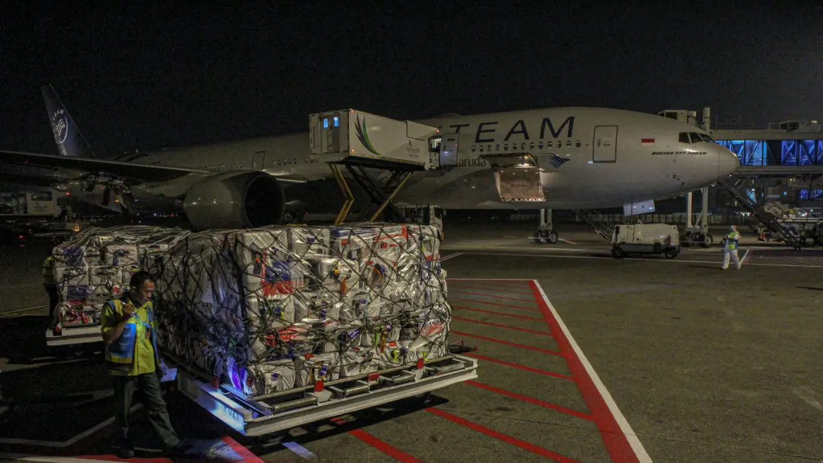 Sejumlah kru darat mengemas serta memuat kargo para calon jemaah haji di Terminal 2, Bandara Soekarno-Hatta, Tangerang, Rabu (22/04/2026). (Hanung Hambara/Jawa Pos)