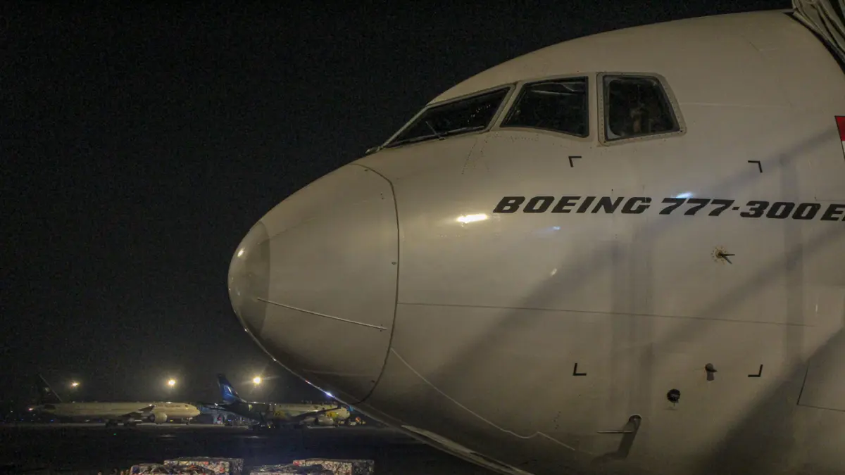 Sejumlah kru darat mengemas serta memuat kargo para calon jemaah haji di Terminal 2, Bandara Soekarno-Hatta, Tangerang, Rabu (22/04/2026). (Hanung Hambara/Jawa Pos)