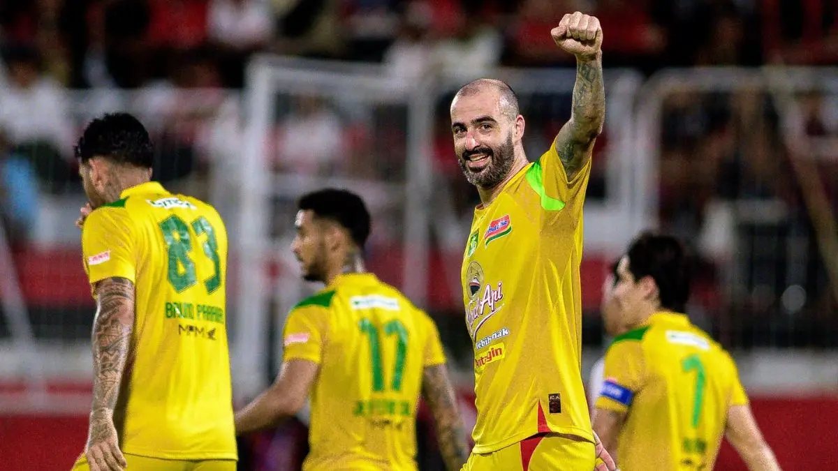 Persebaya Surabaya Hancurkan Malut United 2-0! Gol Yakob Sayuri Dianulir Jadi Awal Pesta Green Force - Image