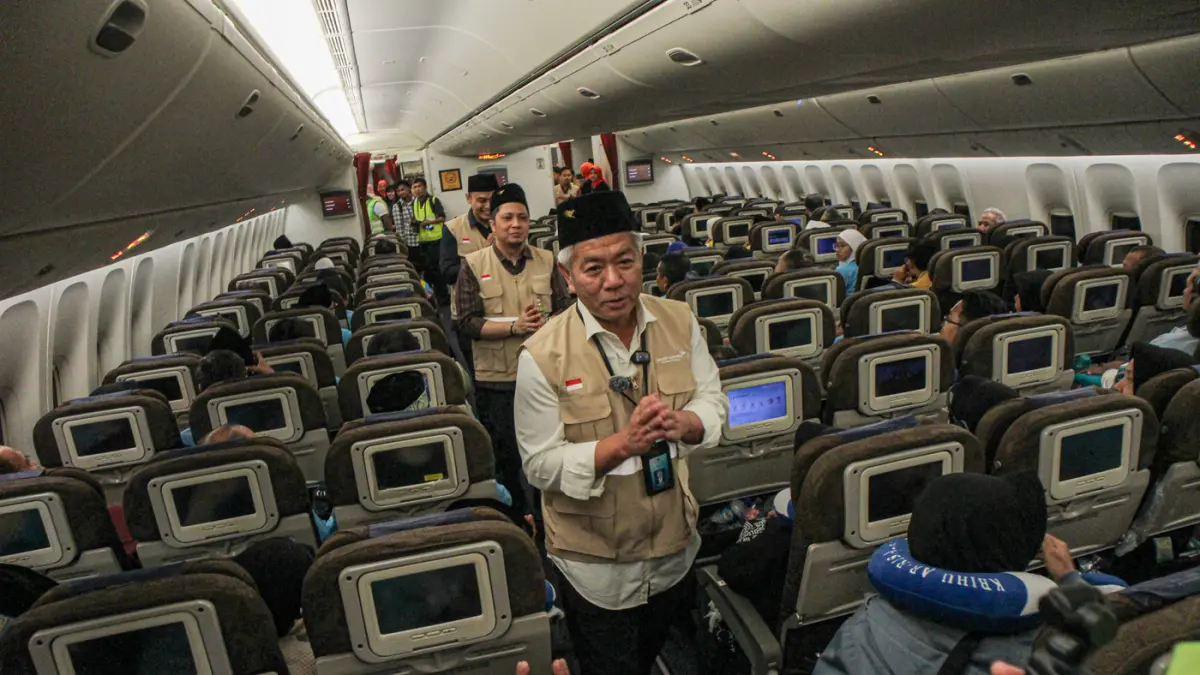 Wakil Direktur Garuda Indonesia Thomas Sugiarto Oentoro (tengah) melepas keberangkatan calon jamaah haji di Terminal 2, Bandara Soekarno-Hatta, Tangerang, Rabu (22/04/2026). (Hanung Hambara/Jawa Pos)
