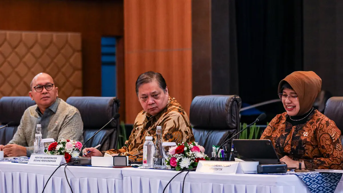 Menteri Investasi dan Hilirisasi/Kepala BKPM Rosan Roeslani (dari kiri), Menteri Koordinator Bidang Perekonomian Airlangga Hartarto, dan Kepala Badan Pusat Statistik (BPS) Amalia Adininggar Widyasanti pada konferensi pers Realisasi Investasi Triwulan I 20