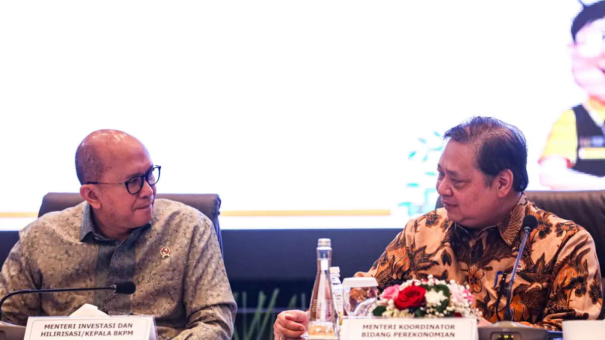 Menteri Investasi dan Hilirisasi/Kepala BKPM Rosan Roeslani (kiri) bersama Menteri Koordinator Bidang Perekonomian Airlangga Hartarto memberikan paparan pada konferensi pers Realisasi Investasi Triwulan I 2026 di Jakarta, Kamis (23/4/2026). (Salman Toyibi