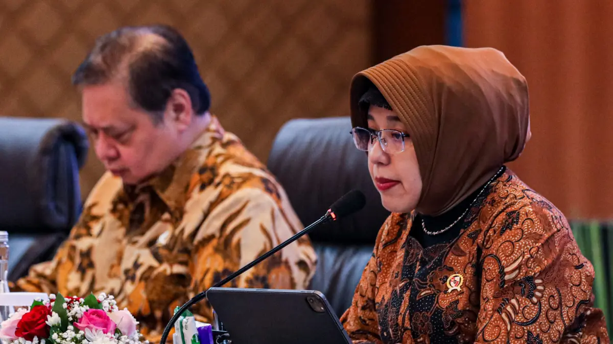 Menteri Koordinator Bidang Perekonomian Airlangga Hartarto (kiri) , dan Kepala Badan Pusat Statistik (BPS) Amalia Adininggar Widyasanti pada konferensi pers Realisasi Investasi Triwulan I 2026 di Jakarta, Kamis (23/4/2026). (Salman Toyibi/Jawa Pos)
