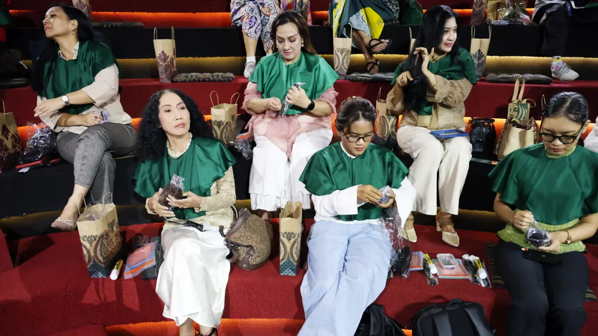 Peserta mengikuti workshop gelung atau sanggul. (Dery Ridwansah/ JawaPos.com)