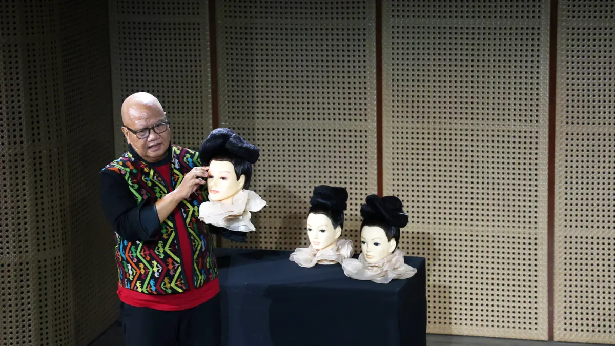 Peserta mengikuti workshop gelung atau sanggul. (Dery Ridwansah/ JawaPos.com)