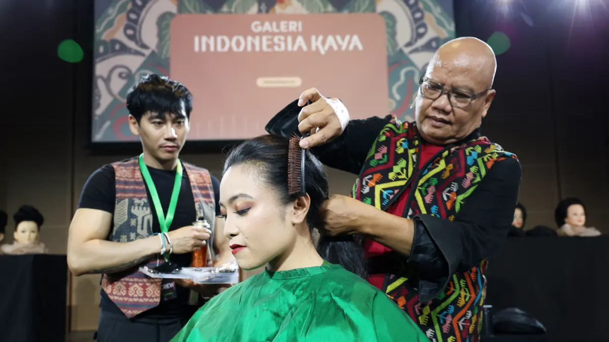 Peserta mengikuti workshop gelung atau sanggul. (Dery Ridwansah/ JawaPos.com)