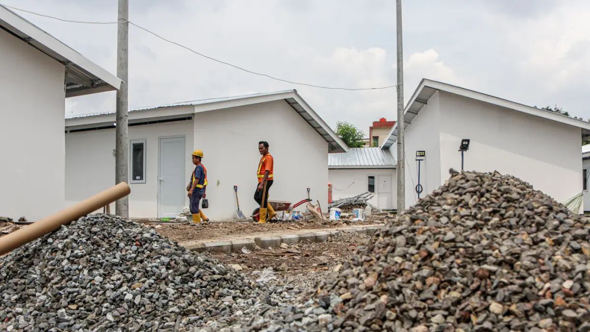 Sejumlah pekerja beraktifitas di lokasi pembangunan rumah hunian sementara di kawasan Senen, Jakarta, Kamis (24/04/2026). (Hanung Hambara/Jawa Pos)