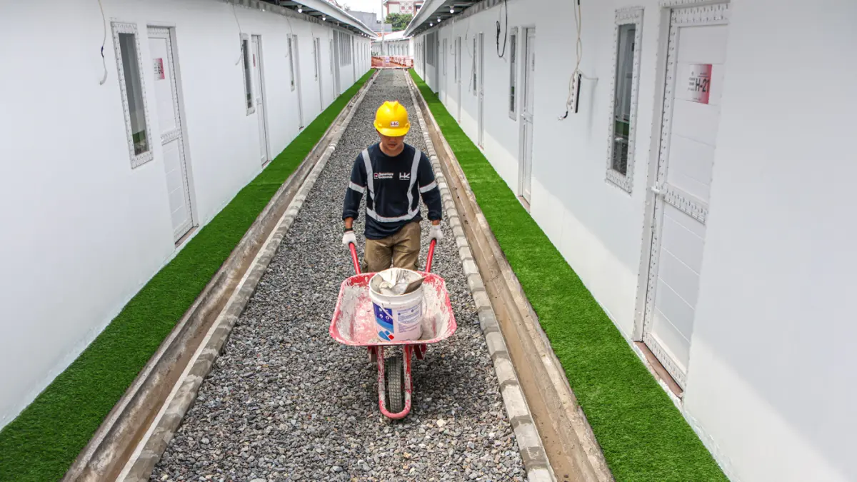 Sejumlah pekerja beraktifitas di lokasi pembangunan rumah hunian sementara di kawasan Senen, Jakarta, Kamis (24/04/2026). (Hanung Hambara/Jawa Pos)