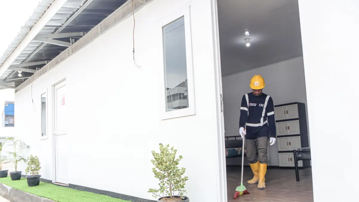 Sejumlah pekerja beraktifitas di lokasi pembangunan rumah hunian sementara di kawasan Senen, Jakarta, Kamis (24/04/2026). (Hanung Hambara/Jawa Pos)