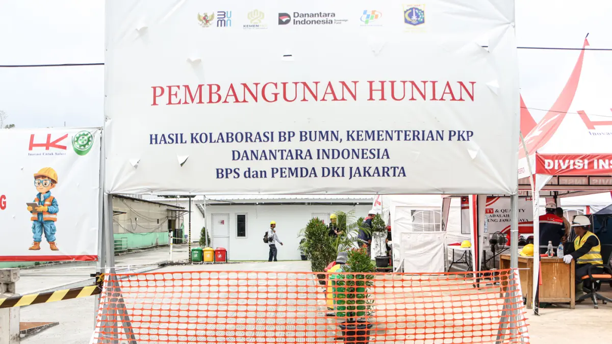 Sejumlah pekerja beraktifitas di lokasi pembangunan rumah hunian sementara di kawasan Senen, Jakarta, Kamis (24/04/2026). (Hanung Hambara/Jawa Pos)