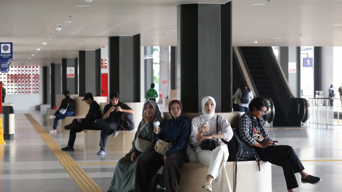 Suasana antrean penumpang KRL Commuter Line Jabodetabek di Stasiun Tanah Abang, Jakarta Pusat, pada Rabu (22/4/2026). (Dery Ridwansah/ JawaPos.com)