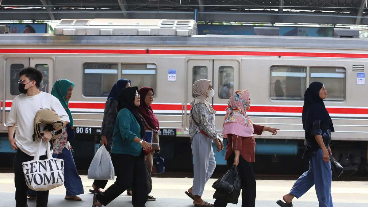 Suasana antrean penumpang KRL Commuter Line Jabodetabek di Stasiun Tanah Abang, Jakarta Pusat, pada Rabu (22/4/2026). (Dery Ridwansah/ JawaPos.com)